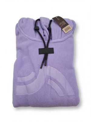 un gros plan sur une serviette violette avec une étiquette