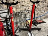 deux scooters rouges et noirs et un sac rouge posé par terre