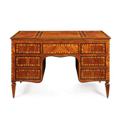 un bureau ancien muni de tiroirs et de tiroirs