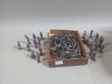 plein de petits soldats de plomb dans une boîte en bois