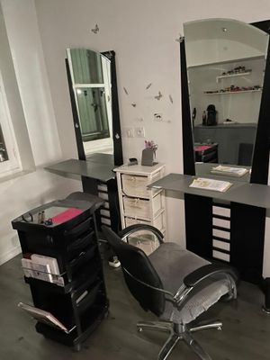 un bureau avec une chaise et un miroir dans une pièce