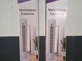 deux boîtes de couleurs « Ventilateur » posées sur une table en bois