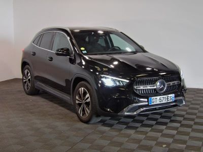 une photo d'un SUV Mercedes noir garé dans un showroom