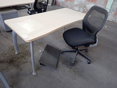 une image représentant un bureau et une chaise dans un environnement de bureau