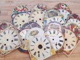 de nombreux types différents de cadrans d'horloge posés par terre
