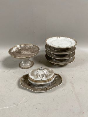 un grand nombre d'assiettes posées sur une table