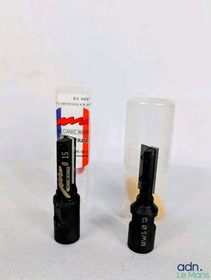 deux types de brosses à dents différents, placés l'un à côté de l'autre