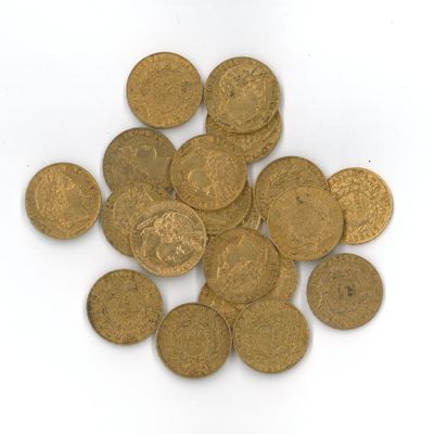 une pile de pièces d'or sur une surface blanche
