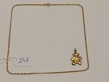 un collier en or orné d'une croix à l'avant et d'une petite croix à l'arrière