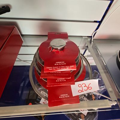 une pile de boîtes rouges posée sur une étagère en verre