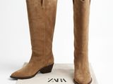 des bottes de cow-boy couleur beige sur fond blanc