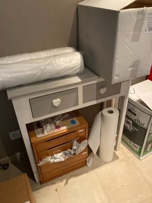 un petit bureau sur lequel est posée une télévision, dans une pièce