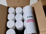 une boîte en carton remplie de peinture blanche et une bombe de peinture