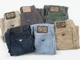 cinq paires de jeans pour homme, de couleurs et de tailles différentes