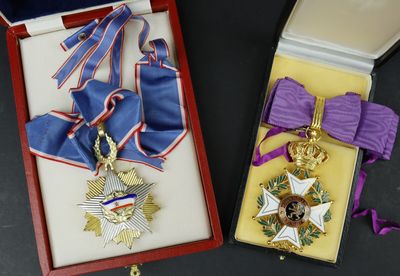 un ruban violet dans une boîte rouge avec une médaille d'or et un ruban violet dans une boîte rouge