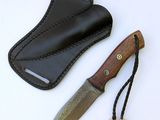 un couteau posé à côté d'un étui en cuir