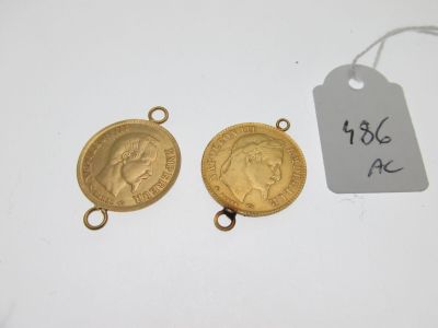 deux pièces d'or avec une étiquette de prix et une étiquette de prix