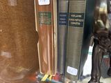 de nombreux livres sur une étagère dans une vitrine