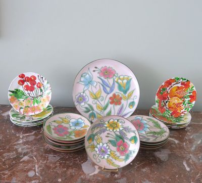 plusieurs assiettes posées sur une table