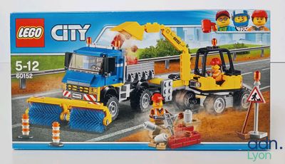 une boîte de véhicules de chantier Lego City posée sur la table