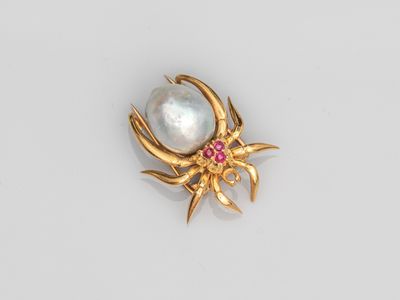une broche en or et perles ornée d'une pierre rose