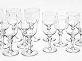 un grand nombre de verres à vin vides posés sur une table