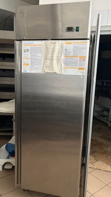 un réfrigérateur en acier inoxydable au milieu d'une cuisine