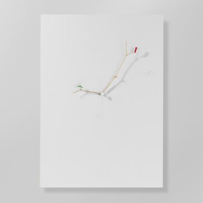 un morceau de papier blanc sur lequel est dessinée une seule fleur rouge