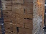 une grande pile de boîtes sur une palette dans un entrepôt