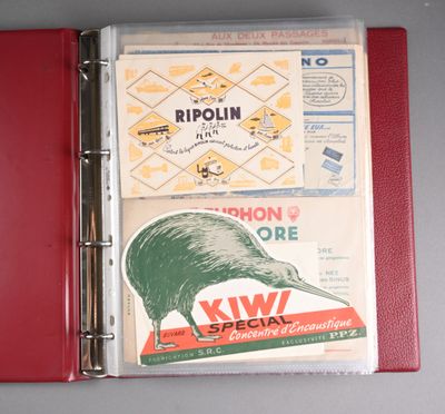 un classeur rouge avec l'image d'un kiwi dessus