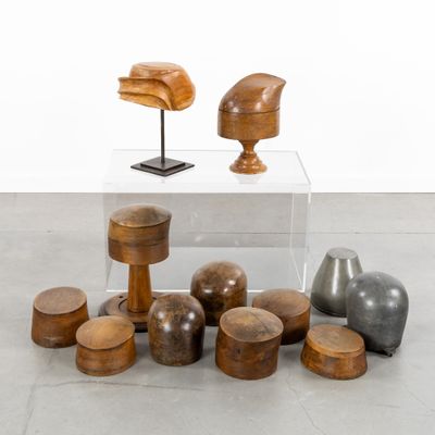 plusieurs morceaux de bois sont posés sur le dessus d'une vitrine transparente