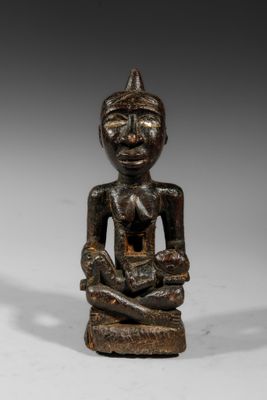 une image représentant une statue d'une personne assise sur un rocher