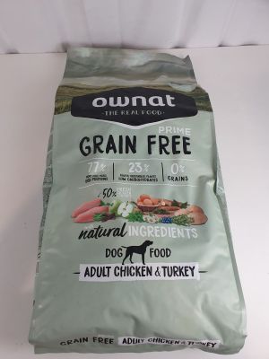 un sac de croquettes pour chien sans céréales posé sur une surface blanche