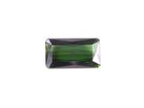 une tourmaline verte présentant une face rectangulaire à facettes