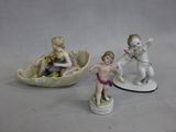 trois figurines représentant un garçon et une fille dans un bateau
