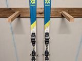une paire de skis accrochée à un porte-skis dans un garage