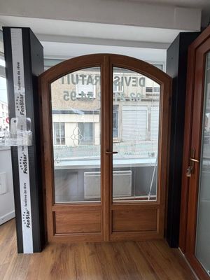 deux portes ouvertes dans le couloir d'un immeuble