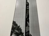 photographie en noir et blanc d'une statue devant un grand immeuble