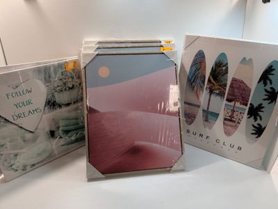 Trois CD sont posés sur une table au plateau blanc