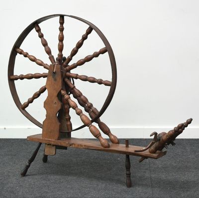 un rouet posé sur un support au sol