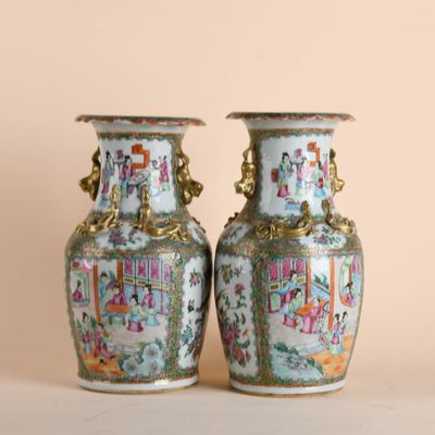 two vases that are sitting side by side on a table