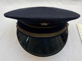un chapeau posé sur une table