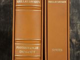deux livres dans une boîte posée sur une table, sur fond noir