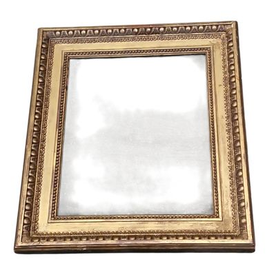 une image représentant un cadre photo doré sur fond blanc