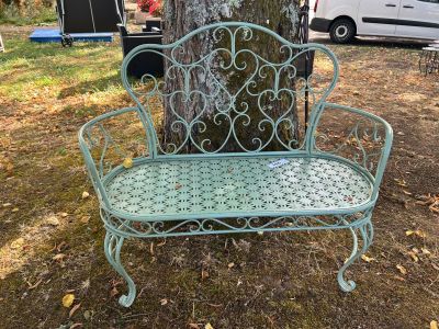 un banc posé dans l'herbe près d'un arbre