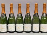 six bouteilles de champagne alignées sur une table