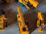 Plusieurs petits engins de chantier sont alignés sur le sol