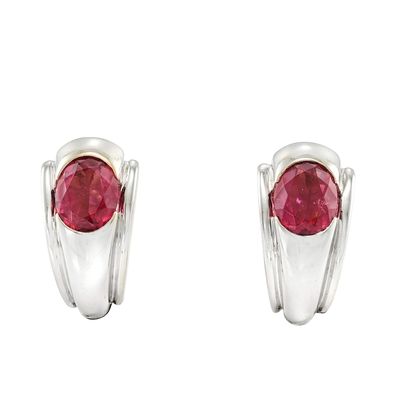 une paire de boucles d'oreilles ornées d'une pierre rouge au centre