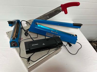 tout un tas d'outils posés sur une table
