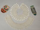 un collier, un bracelet et une broche posés sur une table